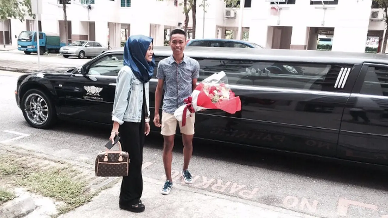 Beri Kejutan Pacar Pakai Limosin, Pria Romantis Ini Populer 