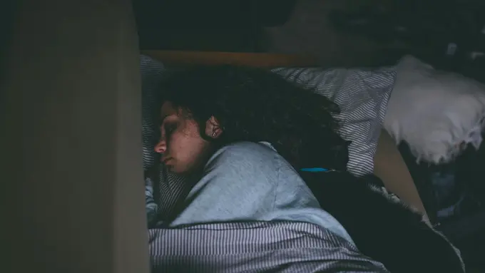 Perbedaan Manfaat Posisi Tidur Miring dan Terlentang Terhadap Kesehatan!