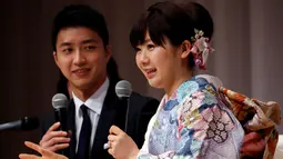 Ai Fukuhara dan suaminya Chiang Hung-chieh mengumumkan pernikahan saat jumpa pers di Tokyo, Jepang, (21/9). Ai Fukuhara dan Chiang Hung-chieh bertemu saat berlaga di Olimpiade Rio 2016. (REUTERS/Toru Hanai)