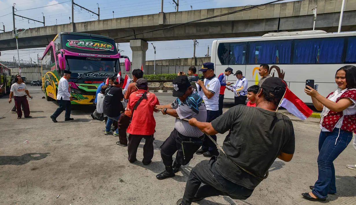 Peserta mengikuti lomba menarik bus di Terminal Lebak Bulus, Jakarta, Senin, 17 Agustus 2026. (KLY/ Arie Basuki)
