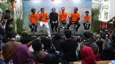 Para Pemain film Guru Ngaji memberi keterangan pers di Jakarta, Rabu (14/3). Film ini bercerita tentang keikhlasan, kejujuran, dan toleransi dari kehidupan seorang guru ngaji. (Liputan6.com/Immanuel Antonius)