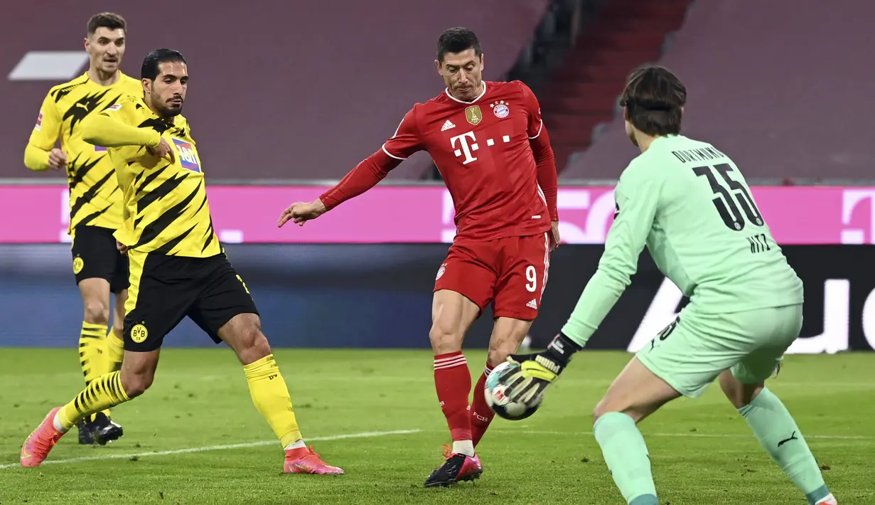 Bayern sukses memperkecil ketertinggalan di menit 26 lewat sontekan Lewandowski ke gawang Hitz. Satu menit sebelum waktu normal berakhir, Lewandowski kembali menjebol gawang Hitz melalui titik penalti. (Foto: AP/Pool/Sven Hoppe)