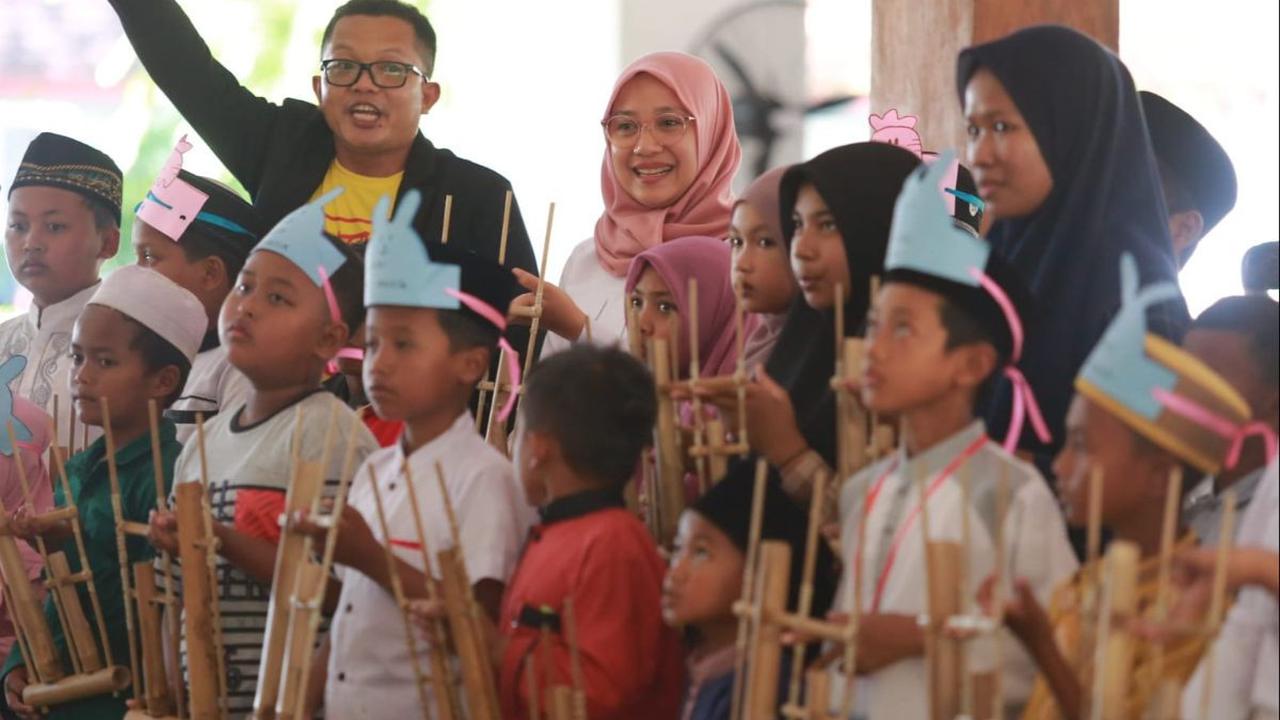 Dari 1445 anak tersebut dibagi di seluruh kecamatan se-Kabupaten Banyuwangi. 300 anak lainnya dihadirkan di Pendopo.