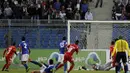 Kiper Malaysia, Khairul Fahmi, kebobolan saat melawan Palestina pada laga Kualifikasi Piala Dunia 2018 di Yordania, Kamis (12/11/2015). Sepak bola Malaysia kini sedang berada pada masa sulit. (AFP/Khalil Mazraawi)