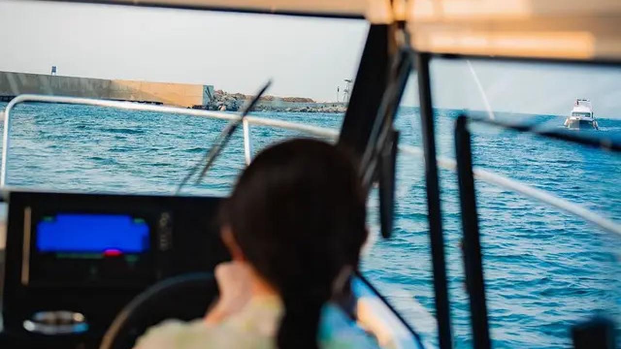 7 Potret Prilly Latuconsina Jadi Nelayan Elit, Jago Nyetir Yacht Miliaran