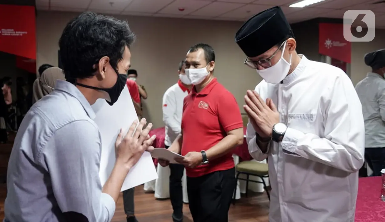 Tokoh inspirator entrepreneur Sandiaga Uno menyerahkan beasiswa KAHMIPreneur kepada pelajar dan mahasiswa terdampak Covid-19 di Jakarta, Kamis (14/5/2020). Beasiswa diberikan kepada mereka memiliki ide kreatif dalam menggerakkan sektor rill melalui UMKM karena penerapan PSBB. (Liputan6.com/HO/Bon)