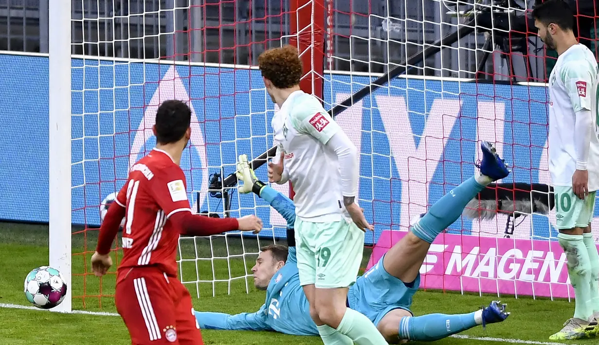 Kiper Bayern Munich, Manuel Neuer, berhasil menepis tendangan pemain Werder Bremen dalam laga lanjutan Liga Jerman pekan ke-8 di Allianz Arena, Sabtu (21/11/2020). Bayern bermain imbang 1-1 dengan Werder Bremen. (AFP/Lukas Barth/Pool)
