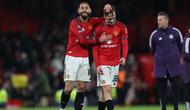 Striker Manchester United asal Brasil bernomor punggung 10, Matheus Cunha (kiri), dan gelandang Manchester United asal Inggris bernomor punggung 38, Jack Fletcher (kanan), merayakan kemenangan di lapangan setelah pertandingan Liga Inggris antara Manchester United dan Newcastle United di Old Trafford, Manchester, barat laut Inggris, Sabtu (27-12-2025) dini hari WIB. Man Utd memenangkan pertandingan dengan skor 1-0. (Darren Staples/AFP)