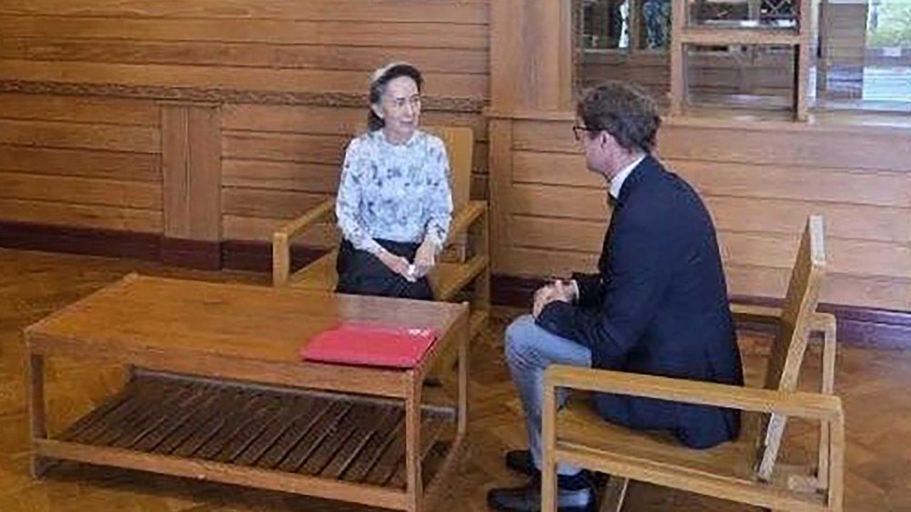 Aung San Suu Kyi Muncul Setelah Bertahun Tahun Tak Terlihat