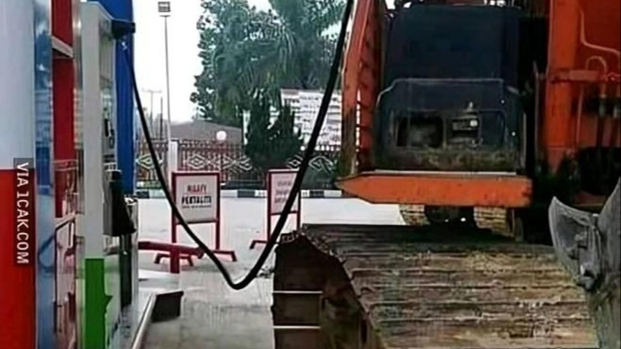 <b>6. Mengisi Bensin Traktor</b>