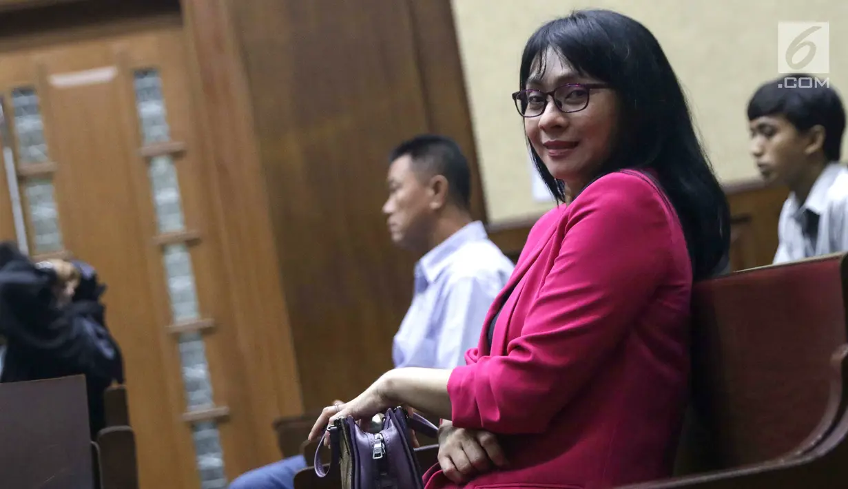antan Bupati Kepulauan Talaud, Sri Wahyumi Maria Manalip bersiap menjalani sidang dakwaan di Pengadilan Tipikor, Jakarta, Senin (23/9/2019). Sri Wahyumi merupakan tersangka dugaan suap terkait pekerjaan revitalisasi Pasar Lirung dan Pasar Beo TA 2019. (Liputan6.com/Helmi Fithriansyah)