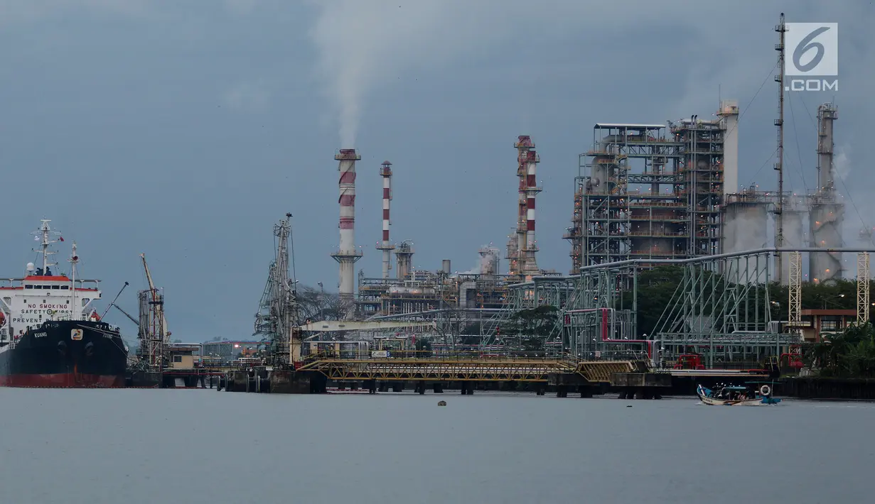 Suasana kilang minyak Pertamina Refenery Unit IV Cilacap, Rabu (7/2). Produk utama yang dihasilkan kilang Cilacap berupa produk BBM atau gasoline, naphtha, kerosine, avutur, solar LSWR, minyak bakar, LPG, pelumas dasar. (Liputan6.com/JohanTallo)