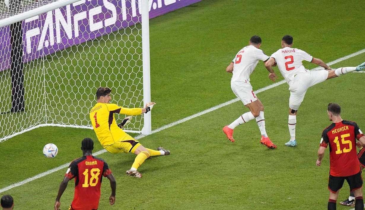 Saat laga memasuki masa injury time di babak pertama, Maroko sempat mencetak gol melalui tendangan bebas Hakim Ziyech. Namun gol tersebut akhirnya dianulir wasit usai melakukan tinjauan VAR akibat salah serang pemain Maroko telah terperangkap offside sebelum bola meluncur ke dalam gawang Thibaut Courtois. Skor 0-0 pun bertahan hingga babak pertama usai. (AP/Pavel Golovkin)
