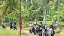 Suasana saat Presiden Joko Widodo atau Jokowi mengendarai motor Chopper untuk blusukan di Sukabumi, Jawa Barat, Minggu (8/4). Blusukan ini untuk mengecek program padat karya tunai. (Liputan6.com/Pool/Biro Pers Setpres)