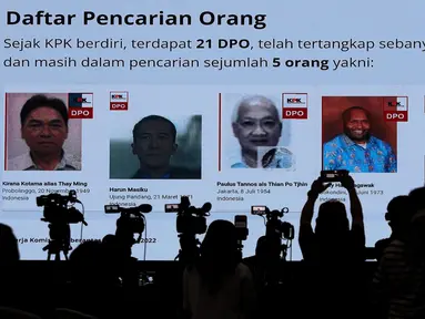 Pewarta mengabadikan layar monitor yang menampilkan wajah tersangka yang masih masuk dalam Daftar Pencarian Orang (DPO) saat rilis Kinerja dan Capaian Komisi Pemberantasan Korupsi (KPK) sepanjang 2022 di Gedung Merah Putih KPK, Jakarta, Selasa (27/12/2022). Hingga akhir 2022, KPK masih menyisakan dan memburu lima tersangka yang masuk dalam DPO. (Liputan6.com/Helmi Fithriansyah)