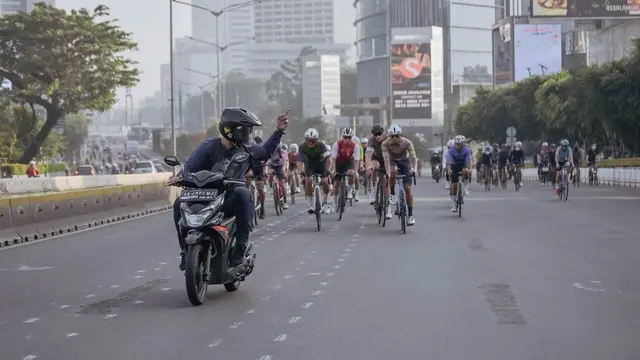Pemotor Ancungkan Jari Tengah ke Rombongan Pesepeda (ist)