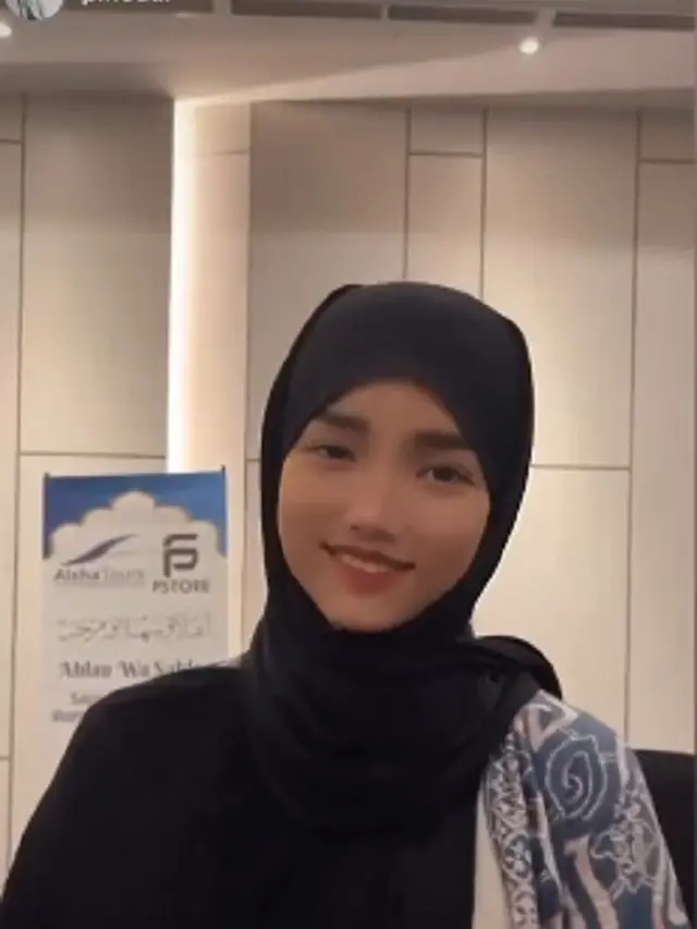 Fuji berangkat umrah (Foto: Instagram/@pineaar)