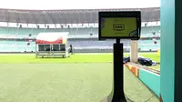 Penampakan monitor VAR untuk Piala Dunia U-17 2023 di Stadion Gelora Bung Tomo, Surabaya, sehari sebelum upacara pembukaan turnamen, Kamis (9/11/2023). (Bola.com/Abdul Azis)