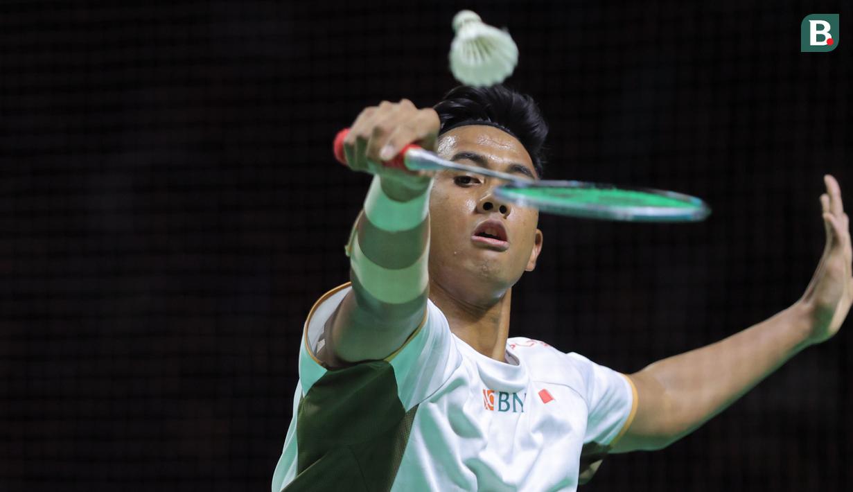 Pebulu tangkis tunggal putra Indonesia, Alwi Farhan berusaha mengembalikan kok ke arah wakil Thailand, Panitchaphon Teeraratsakul dalam laga final Indonesia Masters 2026 di Istora, Senayan, Jakarta, Minggu (25/01/2026). (Bola.com/Bagaskara Lazuardi)