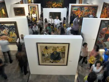 Sejumlah pengunjung menyaksikan lukisan yang dipamerkan pada pembukaan New Oei Hong Djien (OHD) Museum di Magelang, Jawa Tengah, Kamis (5/4). Museum OHD mempunyai sedikitnya 2.000 koleksi karya seni rupa seperti seni lukis, patung, seni instalasi dan keramik karya sejumlah seniman ternama dari generasi ke generasi. (Antara)