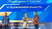 Penghargaan diberikan oleh Menteri Ketenagakerjaan Republik Indonesia Ida Fauziyah kepada Direktur Human Capital Management Telkom Afriwandi di Aston Kartika Hotel & Conference, Jakarta, Senin (21/11/2022).