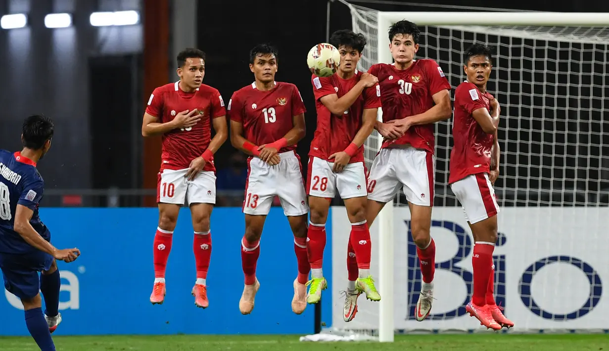 Singapura pun unggul 2-1 melalui eksekusi tendangan bebas Shahdan Sulaiman pada menit ke-74. Gol tersebut lahir 7 menit setelah Singapura tampil dengan 9 pemain usai Irfan Fandi kembali diusir wasit dan 9 menit setelah Egy Maulana Vikri dimasukkan Shin Tae-yong. (AFP/Roslan Rahman)