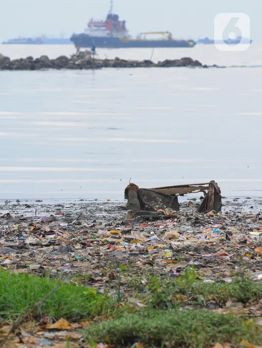Sampah-sampah ini sudah hampir serupa daratan alias bisa dilalui dengan berjalan. (merdeka.com/imam buhori)