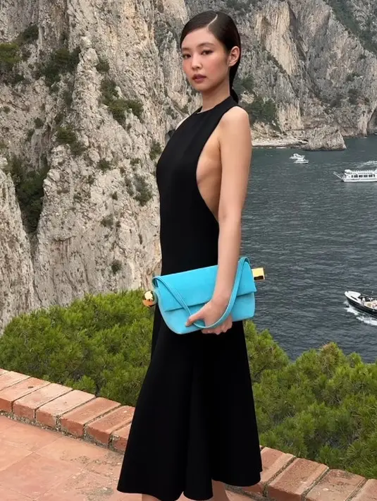 Sedangkan, Jennie BLACKPINK tampil berani sebagai muse Jacquemus dengan dress low backless hitam [@jacquemus]