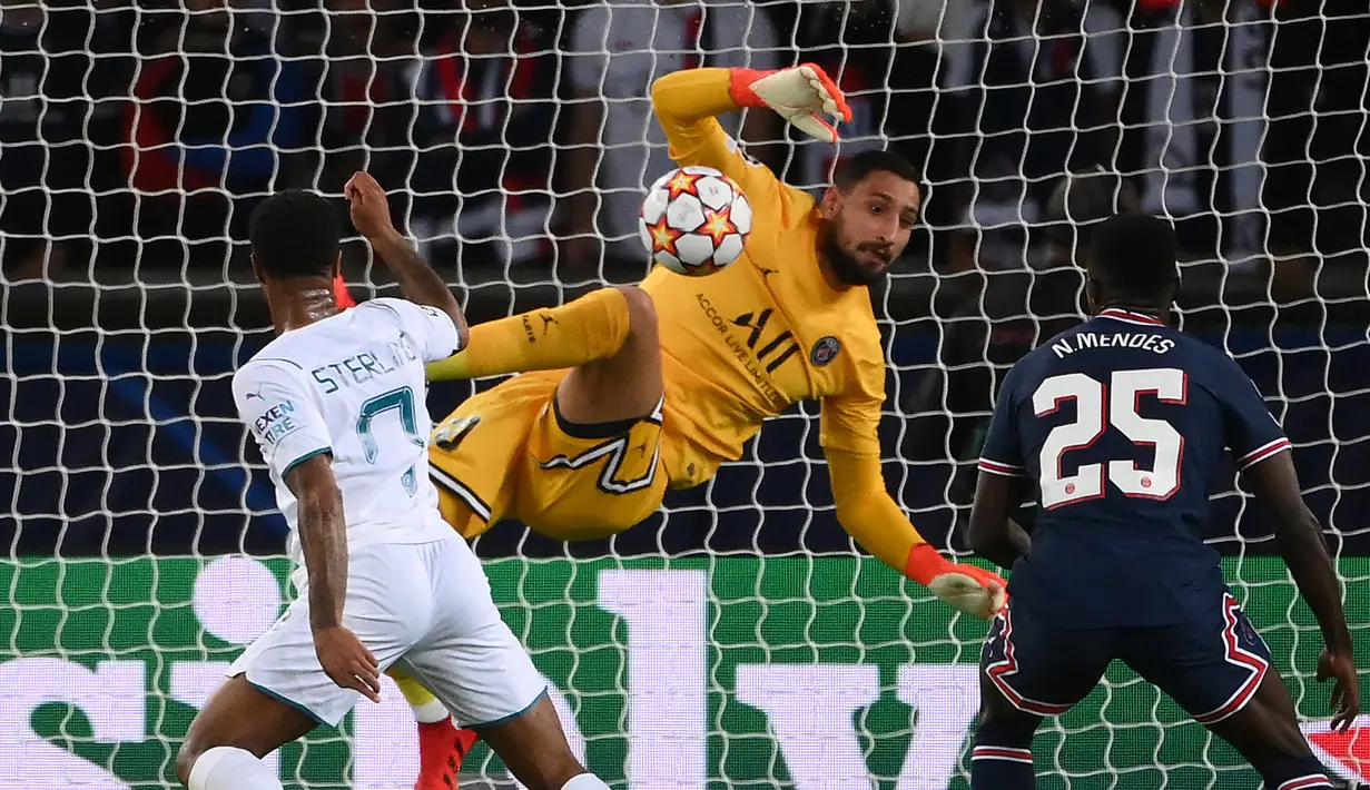 Gianluigi Donnarumma. Kiper Italia berusia 22 tahun ini menjadi andalan PSG usai didatangkan dari AC Milan pada awal musim 2021/2022. Ia berhasil menggeser posisi Keylor Navas sebagai kiper utama. Total telah bermain 5 laga dengan torehan 2 clean sheet dan kebobolan 4 gol. (AFP/Franck Fife)