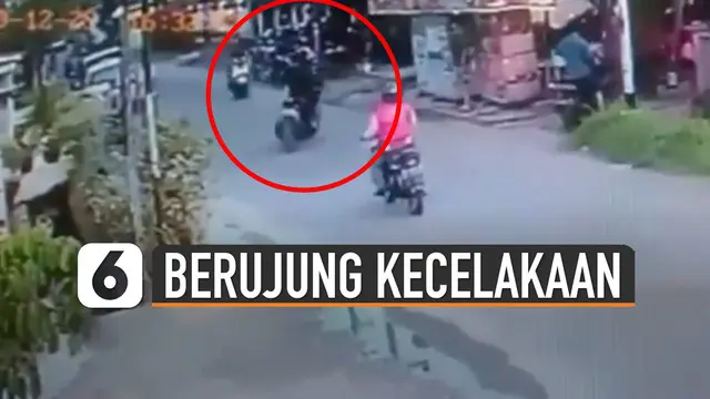 Ulah pemotor matic hitam ini buat garuk-garuk kepala.