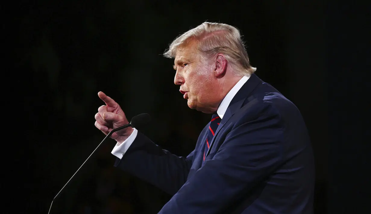 Presiden Donald Trump berbicara selama debat presiden pertama dengan calon presiden dari Partai Demokrat, mantan Wakil Presiden Joe Biden di Case Western University and Cleveland Clinic, Cleveland, Ohio, Selasa (29/9/2020). (Olivier Douliery/Pool vi AP)