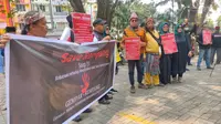 Aksi Save Rempang digelar oleh masyarakat Palembang yang tergabung dalam Gempar Rempang di Bukit Siguntang Palembang, untuk menolak penggusuran masyarakat di Pulau Rempang Batam (Liputan6.com / Nefri Inge)