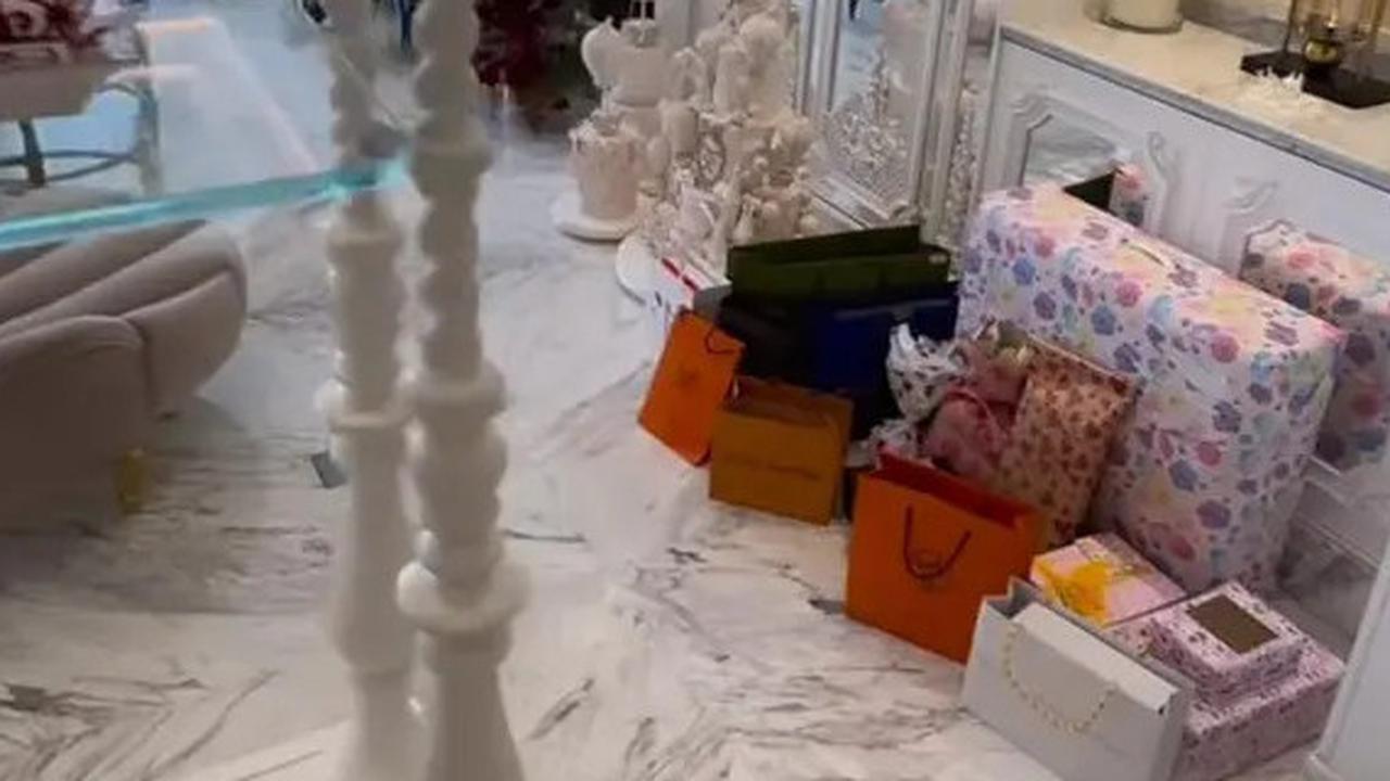 Bikin Tepuk Jidat, Ini Deretan Kado Ultah Syahrini, Penuh Kiriman Bunga dan Barang Branded