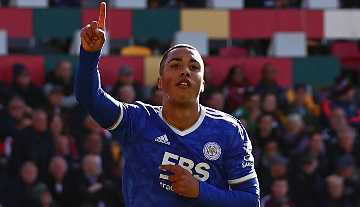 Youri Tielemans. Gelandang Belgia berusia 25 tahun ini akan mengakhiri kontrak 4 tahun bersama Leicester City pada akhir musim 2022/2023. Ia didatangkan pada tengah musim 2018/2019 dari AS Monaco dengan status pinjaman. Baru pada awal musim 2019/2020 ia diikat resmi dengan mahar 45 juta euro. Hingga kini ia telah tampil dalam 168 laga bareng The Foxes di semua ajang dengan torehan 25 gol dan 25 assist. Sudah ada 3 klub yang meminatinya musim depan, mulai Arsenal, Liverpool hingga Chelsea. (AFP/Adrian Dennis)
