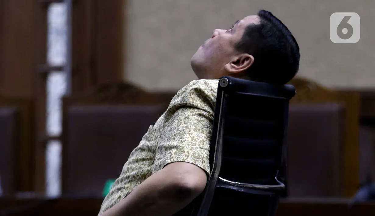 Terdakwa kasus suap penghapusan red notice Djoko Tjandra, Irjen (Pol) Napoleon Bonaparte saat menjalani sidang pembacaan putusan di Pengadilan Tipikor, Jakarta, Rabu (10/3/2021). Majelis Hakim memvonis terdakwa empat tahun penjara dan denda Rp100 juta. (Liputan6.com/Helmi Fithriansyah)
