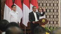 Menteri Energi dan Sumber Daya Mineral (ESDM), Bahlil Lahadalia (tengah) didampingi Direktur Jenderal Ketenagalistrikan Kementerian ESDM, Jisman P. Hutajulu (kiri), dan Direktur Jenderal Energi Baru Terbarukan dan Konservasi Energi Kementerian ESDM, Eniya Listiani Dewi (kanan) saat memaparkan Rencana Usaha Penyediaan Tenaga Listrik (RUPTL) PLN 2025-2034 di Jakarta pada Senin (26/5/2025). (Dok. PLN)