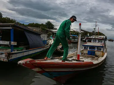 Nelayan saat beraktivitas di Pelabuhan Karangantu Serang, Banten, Minggu (17/3/2024). (Liputan6.com/Angga Yuniar)