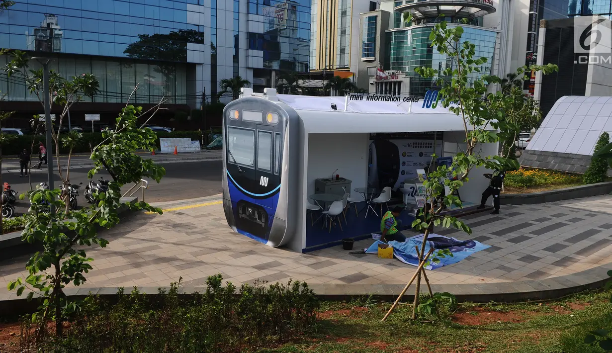 Penampakan mini information center Mass Rapid Transit (MRT) Jakarta di Stasiun Dukuh Atas, Jakarta, Jumat (4/1). Pusat layanan informasi menyediakan semua informasi seputar MRT. (Liputan6.com/Herman Zakharia)