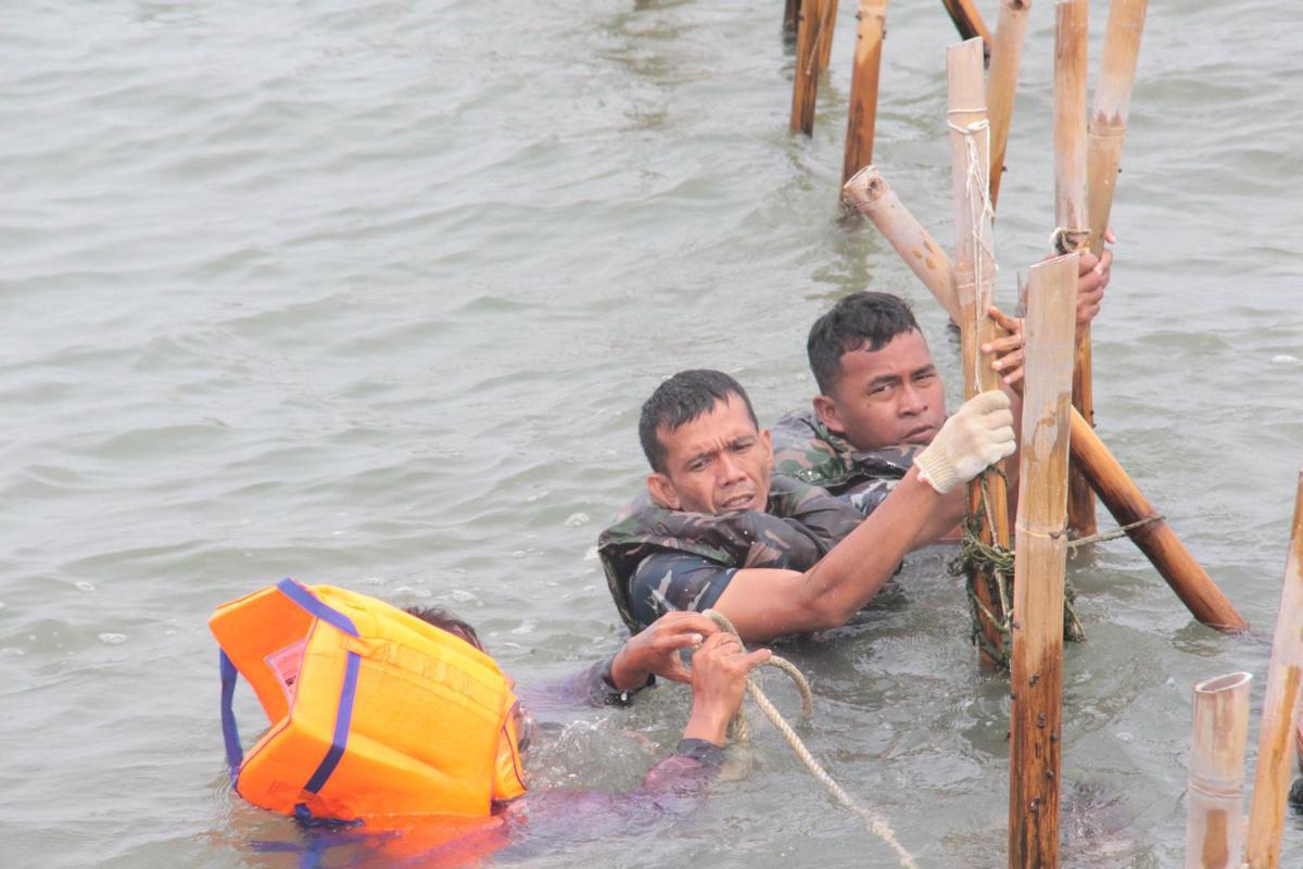 Perjuangan Gigih Pasukan Obrak Abrik Pagar Bambu, Tahan Dingin Isi Perut Makan di Laut