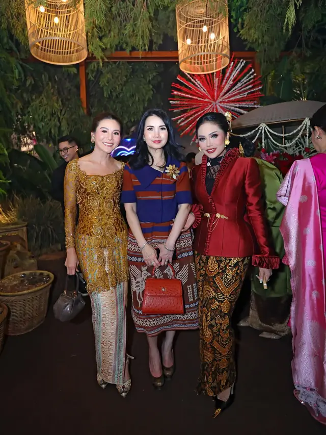Model Kebaya Modern Bawahan Batik ala Kris Dayanti