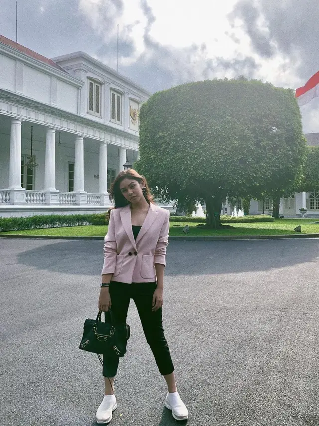 Mix & Match Korean Office Girl Look ala Vanesha Prescilla (Instagram/@vaneshaass)