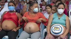 Ibu hamil mengikuti kontes La Madre Panza (Perut Ibu) untuk merayakan Hari Ibu di Managua, Nicaragua, 30 Mei 2022. Kontes Perut Ibu terdiri dari pemberian hadiah kepada ibu hamil dengan perut terbesar. (OSWALDO RIVAS/AFP)