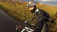 Dani Pedrosa Beri Tips Bersepeda dengan Aman di Jalan Raya
