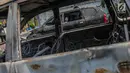 Kondisi mobil yang dibakar dan dirusak massa pasca bentrok pengunjuk rasa dan polisi di Polsek Tanah Abang, Jakarta, Selasa (1/10/2019). Mobil tersebut merupakan milik warga yang sedang diparkir. (Liputan6.com/Faizal Fanani)