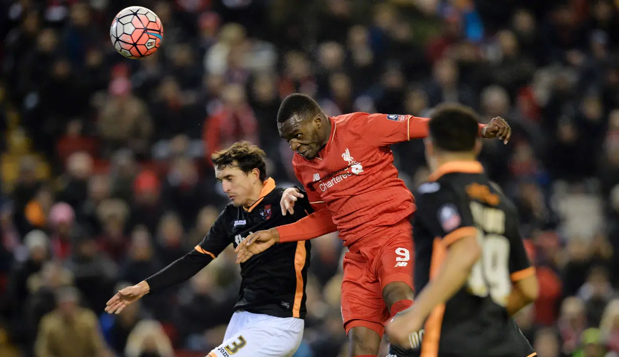 Pemain Liverpool, Christian Benteke (tengah) berebut bola dengan pemain Exeter City pada laga piala FA putaran ketiga di Stadion, Anfield, Liverpool, Kamis (21/01/20160 dini hari WIB. (AFP /Paul Ellis)