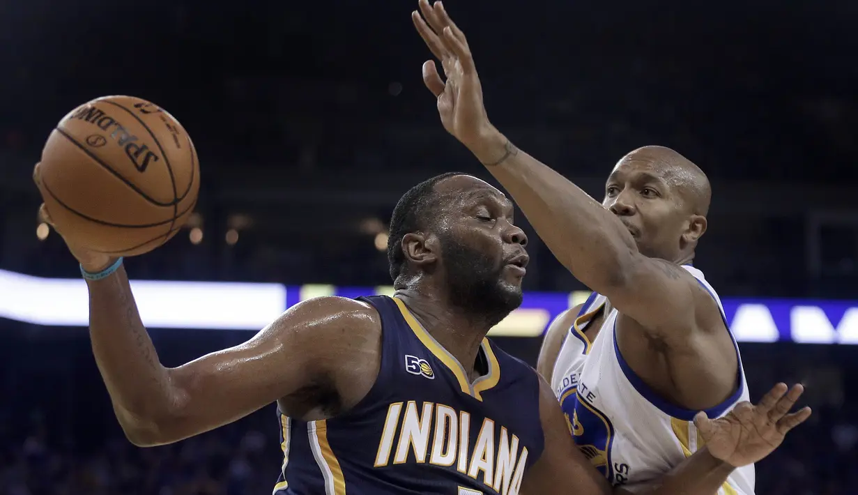 Pemain Indiana Pacers, Al Jefferson (kiri) mencoba melewati pemain  Warriors, David West pada laga NBA Oracle Arena,Oakland, California, (5/12/2016). (AP/Ben Margot)