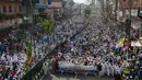 Warga Muslim Bangladesh berunjuk rasa di depan Mahkamah Agung, Dhaka, Jumat (3/3). Mereka menyerukan Patung Themis yang dipasang di Mahkamah Agung harus dihancurkan atau dihilangkan. (AFP PHOTO / Stringer)