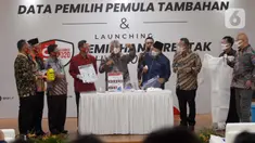 Ketua KPU Arief Budiman (tengah) bersama Wakil Ketua KPU Pramono Ubaid Tanthowi dan Anggota Bawaslu RI Mochammad Afifuddin saat memperlihatkan alat prosedur kesehatan dalam Launching Pemilihan Serentak Tahun 2020 di Gedung KPU RI, Menteng, Jakarta Pusat, Kamis (18/6/2020). (Liputan6.com/Johan Tallo)