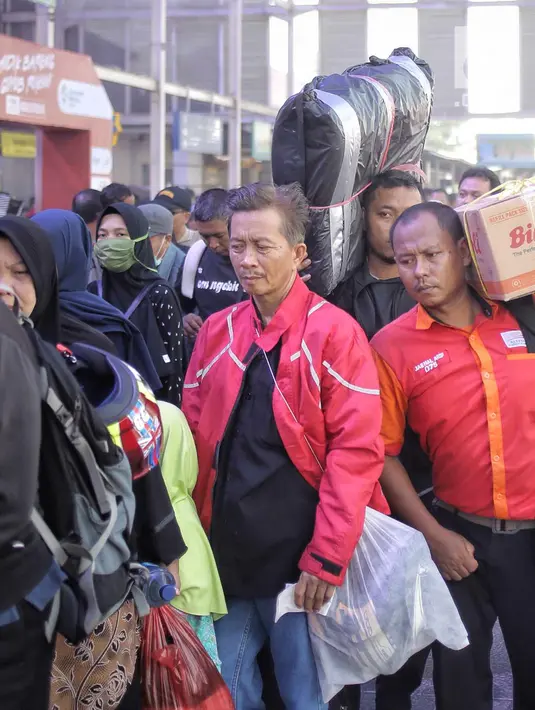 Pemudik pengguna jasa kereta api mengantre di pintu keberangkatan Stasiun Pasar Senen, Jakarta, Selasa (12/6). Puncak arus mudik di Stasiun Pasar Senen diperkirakan terjadi hari ini atau H-3 Idul Fitri. (Liputan6.com/Faizal Fanani)