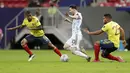 Kendati dalam kondisi cedera, Lionel Messi lantas tak berhenti bermain. Ia tetap berjuang bersama rekan-rekannya sampai akhir laga. (Foto:AP/Eraldo Peres)